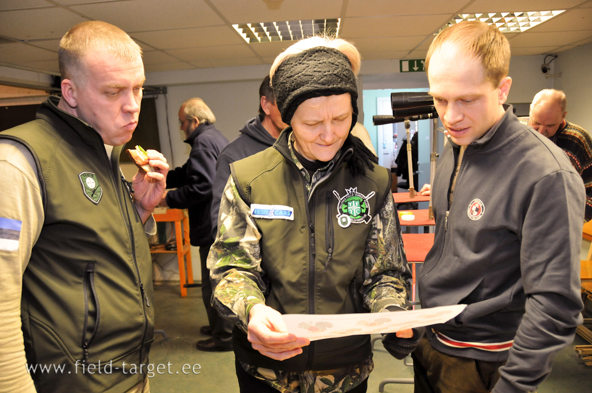 Heli uurib Meelise tulemusi